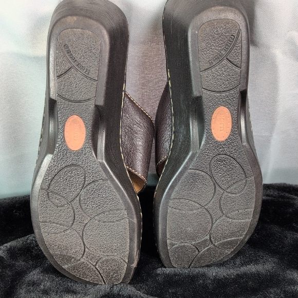 Born. Classic Brown Leather Thong Wedge Sandals with Contrast Stitching. Size 10 - Picture 11 of 14
